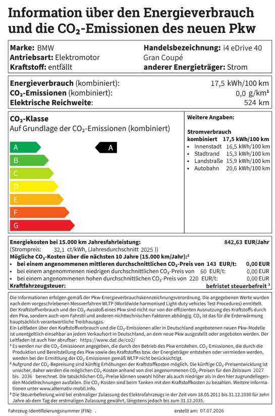 Ein Energieverbrauchsetikett für den BMW i4 eDrive35 Gran Coupé. Es zeigt den kombinierten Energieverbrauch von 15,4 kWh/100 km, 0 g/km CO₂-Emissionen und eine elektrische Reichweite von 493 km. Die CO₂-Effizienzklasse ist A. Weitere Angaben zum Stromverbrauch (innerorts, Stadtrand, Landstraße, Autobahn) und zu den Energiekosten über 10 Jahre sind ebenfalls aufgeführt.