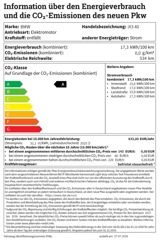 Auf dem Bild siehst du den Energieverbrauch und die CO₂-Emissionen eines BMW iX3 50 xDrive. Der Elektromotor verbraucht kombiniert 15,4 kWh/100 km und hat eine elektrische Reichweite von 794 km. Die CO₂-Emissionen sind 0 g/km. Das Auto ist in die Effizienzklasse A eingestuft.