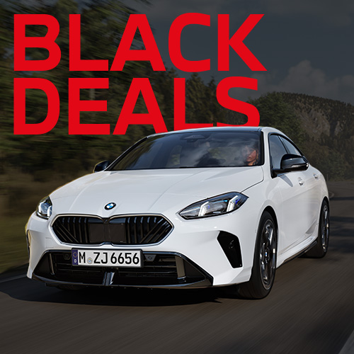 Hier ist ein sportliches, weißes Coupé zu sehen. Das Auto ist flacher und dynamischer gestaltet als der SUV. Wie bei den anderen Bildern wird es von dem prominenten roten Schriftzug "BLACK DEALS" beworben.