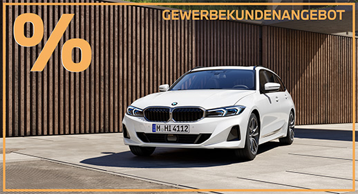 ein weißer 3er Touring parkend von vorne mit einem goldenen Prozentzeichen in der linken oberen Ecke