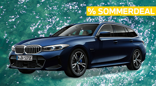 Ein dunkelblauer BMW 330e Touring steht auf einem leuchtend türkisen, leicht bewegten Wasserhintergrund. Das Fahrzeug ist leicht von vorne links aufgenommen, wodurch die Frontpartie mit dem markanten Kühlergrill und die gesamte linke Fahrzeugseite gut zu erkennen sind. Die Felgen sind dunkel mit silbernen Akzenten und blauen Details im Zentrum. Oben rechts im Bild ist ein gelber Balken mit der Aufschrift „% SOMMERDEAL“ in Großbuchstaben platziert. Der Kombi wirkt sportlich und elegant.
