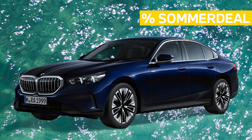 Ein dunkelblauer BMW 520i Limousine steht vor einem türkisfarbenen, leicht unruhigen Wasserhintergrund. Das Auto ist leicht nach links vorne ausgerichtet, sodass die Front und die linke Seite gut sichtbar sind. Oben rechts im Bild befindet sich ein gelbes Banner mit der Aufschrift „% SOMMERDEAL“ in Großbuchstaben. Das Fahrzeug hat glänzende, mehrspeichige Felgen und eine moderne, elegante Linienführung.