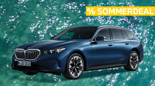 Ein dunkelblauer BMW 520i Touring steht auf einem leuchtend türkisen, leicht bewegten Wasserhintergrund. Das Fahrzeug ist leicht von vorne links aufgenommen, wodurch die Frontpartie mit dem markanten Kühlergrill und die gesamte linke Fahrzeugseite gut zu erkennen sind. Oben rechts im Bild ist ein gelber Balken mit der Aufschrift „% SOMMERDEAL“ in Großbuchstaben platziert. Der Kombi wirkt elegant und sportlich zugleich, mit modernen Felgen.