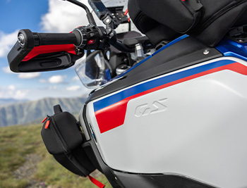 Das Bild zeigt eine Detailaufnahme der Tank- und Cockpitpartie einer BMW R 1300 GS Adventure.