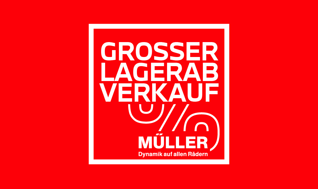 Ein rotes Banner mit weißem Rahmen und dem weißen Text "GROSSER LAGERAB VERKAUF" über einem stilisierten Prozentzeichen und darunter dem weißen Schriftzug "MÜLLER" und dem Claim "Dynamik auf allen Rädern". Das Bild ist eine Werbebotschaft für einen großen Abverkauf der Firma Müller