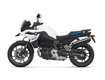 BMW F 800 GS in weißer Lackierung in vollständiger Seitenansicht.