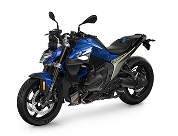 Blaue BMW R 1300 R in dynamischer Front-Seitenansicht vor weißem Hintergrund