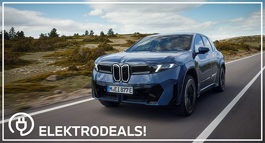 "Dreiviertel-Vorderansicht eines blauen BMW iX Elektro-SUVs mit Kennzeichen 'MEI 877E', der auf einer Straße durch eine Heidelandschaft fährt. Mit 'Elektrodeals!'-Logo."