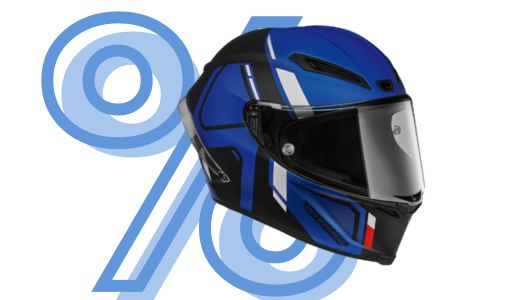Dieses Bild zeigt einen sportlichen Integralhelm, der für den Rennsport entwickelt wurde. Die Helmschale ist in einem leuchtenden Blau gehalten und trägt akzentuierte Grafiken in Schwarz und Weiß, die dynamische Streifenmuster bilden. Der Helm hat ein klares Visier und eine aggressive, aerodynamische Form. Wie bei den anderen Bildern überlagert ein großes, hellblau stilisiertes Prozentzeichen (%) den Helm auf dem weißen Hintergrund.