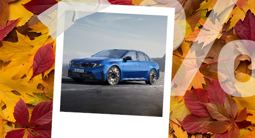 Blaue BMW 3er Limousine auf einer Bergstraße, eingerahmt von einem Polaroid-Rahmen mit buntem Herbstlaub und Prozentzeichen