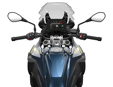  Auf dem Bild ist eine BMW F 800 GS abgebildet, ein mittelgroßes, dunkelblaues und gelbes Motorrad, das auf einem weißen Hintergrund steht.  Das Bild zeigt eine Nahaufnahme der Front des Motorrads, von der Perspektive eines Fahrers. Man sieht den Lenker mit Spiegeln, das beleuchtete Armaturenbrett, das BMW-Logo und den Tank. Es ist sauber und glänzt, als wäre es brandneu.