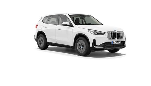 Weißer BMW iX1 SUV von vorne auf weißem Hintergrund.