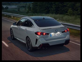 Die Heckansicht des BMW M235 xDrive Gran Coupé zeigt die markante Abrisskante auf der Heckklappe, die vier Endrohre und die charakteristischen, weit in die Seite gezogenen Rückleuchten.