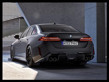 Die Rückansicht der BMW M5 Limousine zeigt die extrem breiten Radhäuser, den markanten Diffusor mit den typischen vier Endrohren und die schmalen, dunkel gehaltenen LED-Rückleuchten.