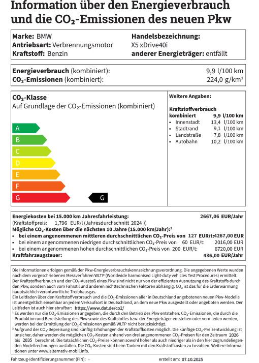 Das Bild ist ein Informationsblatt über den Energieverbrauch und die CO₂-Emissionen eines PKW, ähnlich dem deutschen Pkw-Label.  Die Marke ist BMW, das Modell ist der X5 xDrive40i mit einem Verbrennungsmotor (Benzin).  Hauptdaten:  Kombinierter Verbrauch: 9,9 l/100 km.  Kombinierte CO₂-Emissionen: 224,0 g/km.  CO₂-Effizienzklasse: G (die schlechteste Klasse, markiert mit einem roten Balken).  Es werden auch jährliche Kraftstoffkosten (geschätzt auf etwa 1.796 EUR bei 15.000 km Fahrleistung) sowie weitere Detailangaben zum innerstädtischen, außerstädtischen und Autobahn-Verbrauch aufgeführt. Am Ende gibt es einen ausführlichen Fußnoten- und Informationstext.