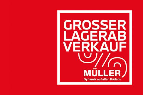Das Bild ist eine Werbegrafik mit einem leuchtend roten Hintergrund. Ein weißes Quadrat in der Mitte enthält in weißer, groß geschriebener Schrift die Wörter „GROSSER LAGERAB VERKAUF“. Darunter sind weiße, abstrakte, geschwungene Linien gezeichnet, die wie stilisierte Prozentzeichen oder Räder aussehen könnten. Am unteren Rand des Quadrats steht in kleinerer weißer Schrift „MÜLLER“ und darunter der Slogan „Dynamik auf allen Rädern“. Die gesamte Gestaltung ist sehr auffällig und werblich.