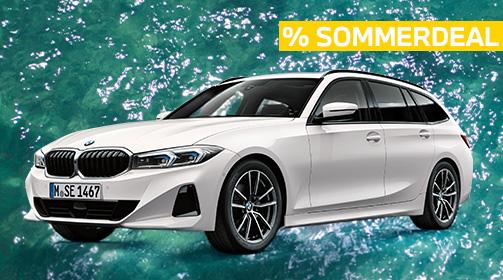 Ein weißer BMW 318i Touring steht im Fokus auf einem türkisfarbenen, leicht unruhigen Wasserhintergrund. Das Auto ist leicht nach links vorne ausgerichtet, sodass die Front und die linke Seite gut sichtbar sind. Oben rechts im Bild befindet sich ein gelbes Banner mit der Aufschrift „% SOMMERDEAL“ in Großbuchstaben. Das Fahrzeug wirkt modern und dynamisch, mit schwarzen Akzenten am Kühlergrill und den Felgen, die einen Kontrast zum weißen Lack bilden.