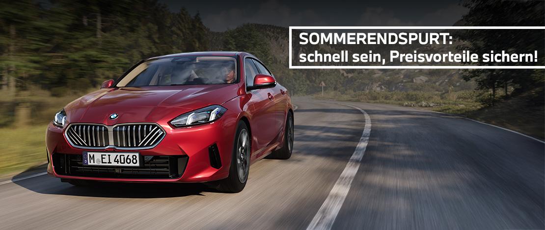 Das Bild zeigt einen roten, viertürigen BMW 2er-Reihe Gran Coupé, der auf einer kurvigen Landstraße fährt. Oben rechts im Bild ist ein weißes Textfeld mit schwarzer Schrift zu sehen, das den Text "SOMMERENDSPURT: schnell sein, Preisvorteile sichern!" enthält. Der Hintergrund ist eine bergige Landschaft mit Bäumen unter einem teilweise dunklen Himmel. Das Kennzeichen "M EI 4068" ist auf der vorderen Stoßstange zu sehen. Analyse
