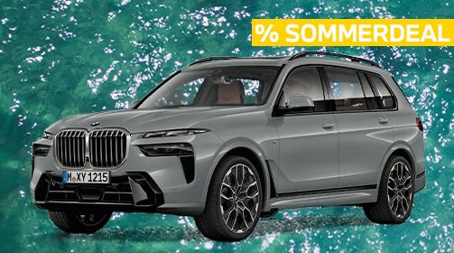 Ein moderner, silbergrauer BMW X7 xDrive40i SUV steht auf einem türkisfarbenen, leicht bewegten Wasserhintergrund. Das große Fahrzeug ist leicht von vorne links aufgenommen, wodurch der markante Kühlergrill, die schlanken Scheinwerfer und die gesamte linke Fahrzeugseite mit den dunklen, detaillierten Felgen gut sichtbar sind. Oben rechts im Bild befindet sich ein leuchtend gelbes Banner mit der Aufschrift „% SOMMERDEAL“ in Großbuchstaben. Das Fahrzeug wirkt imposant und luxuriös.