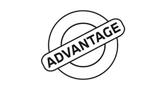 Ein schwarzer Kreis mit einem kleineren Kreis darin. Diagonal darüber liegt ein rechteckiger Stempel mit dem Wort "ADVANTAGE" in Großbuchstaben. Das Design ist in Schwarz-Weiß als Umriss gezeichnet.