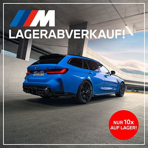 Werbebanner von BMW M zum Lagerabverkauf. Ein sportlicher, blauer BMW M3 oder M4 fährt dynamisch auf einer asphaltierten Straße durch eine felsige Wüstenlandschaft unter blauem Himmel. Oben links prallt das farbige BMW M Logo mit dem großen weißen Text „LAGERABVERKAUF!“. Unten rechts signalisiert ein auffälliger roter Kreis mit weißer Schrift: „NUR 30x AUF LAGER!“. Das gesamte Bild ist von einem dünnen weißen Rahmen umgeben.