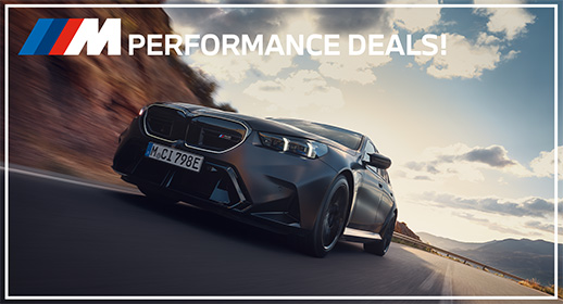 Die BMW M5 Limousine verkörpert pure Sportlichkeit in dunklem Grau mit weit ausgestellten Radhäusern.