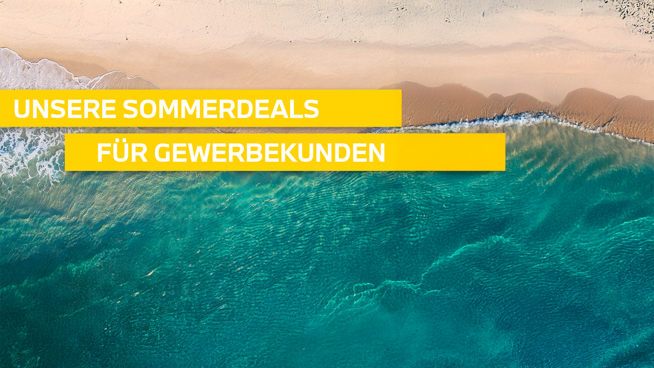 Ein vertikaler Luftbildblick auf einen Sandstrand und das angrenzende Meer. Der obere Bereich des Bildes zeigt den beigen Sandstreifen des Strandes. Darunter befindet sich das türkisfarbene Meer, wobei weiße Wellenkämme zu sehen sind, wo die Wellen auf den Strand treffen. Über dem Bild liegen zwei gelbe, rechteckige Textfelder. Im oberen steht "UNSERE SOMMERDEALS" und im unteren "FÜR GEWERBEKUNDEN".