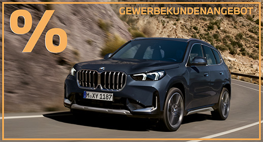 Diese Werbegrafik ist identisch mit dem vorherigen Motiv und zeigt einen dunkelblauen BMW X1, der eine kurvige Straße in einer felsigen Berglandschaft befährt. Die dynamische Frontansicht des kompakten SUVs steht im Fokus der Aufnahme.  Die Gestaltung nutzt das Farbschema für gewerbliche Angebote: In der oberen linken Ecke befindet sich ein großes orangefarbenes Prozentzeichen (%), und das Bild wird von einem schmalen orangefarbenen Rahmen umschlossen. Am oberen rechten Rand ist in orangefarbenen Großbuchstaben der Schriftzug „GEWERBEKUNDENANGEBOT“ zu lesen