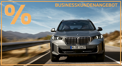 Ein moderner, weißer SUV – genauer gesagt ein BMW iX1 (darauf weisen der Dateiname sowie die geschlossene, gemusterte Doppelniere hin, die typisch für die elektrischen „i“-Modelle von BMW ist).