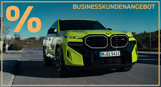 Ein auffälliger, gelb-grüner (Säurespringer- oder Limettengrün) Hochleistungs-SUV – genauer gesagt ein BMW XM (laut Dateiname vermutlich die Plug-in-Hybrid-Variante XM 50e). Markant sind die beleuchteten, eckigen Doppelniere-Grills und das aggressive M-Design.